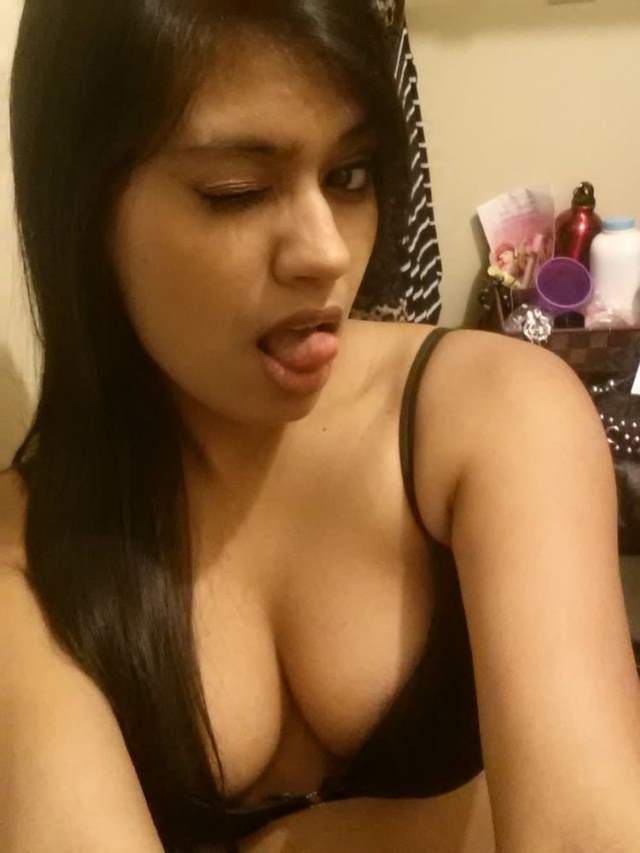 eye wink karti desi babe