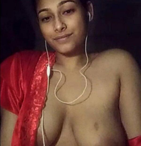 tamil girl big boobs cleavage pics during video call 11